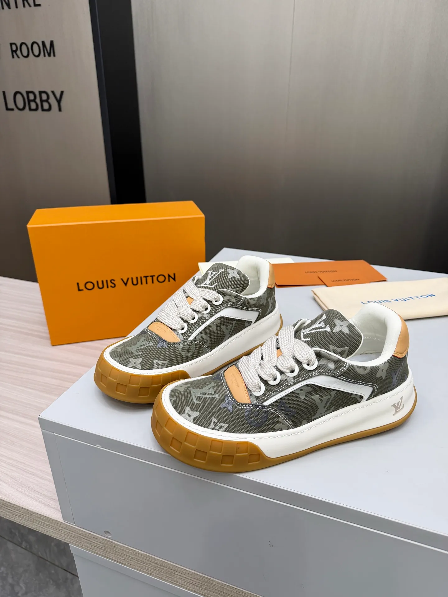 Men's men's shoes P640! Top version LV-Louis Vuitton-classic catwalk new style, empty glue process·original 1:1 development and reproduction! ! The upper foot is very comfortable. It is made of luxurious materials and fine workmanship. The midsole is printed with English letters "Made in Europe". The upper is made of calfskin imported from Italy. The side is decorated with the brand's LOGO and signature. The latest latex foot pads and mesh lining make the foot feel super comfortable. The original two-color TPU combination outsole is specially provided by the original factory. Bag technology Goodyear stitched edges Fabric: Exclusive custom first-layer cowhide Accessories: Exclusive private model Vuitton logo, lining: Customized silk mesh lining - first-layer silk cowhide lining Outsole: TPU combination outsole wear-resistant, non-slip and anti-yellowing Foot pads: new latex pads-mesh sweat-absorbent Counter technology: fully computerized sewing machine wire drawing Toe box back cover Hot and cold shaping Full set of pull-top last with medium and low logo pattern Code number 39-45